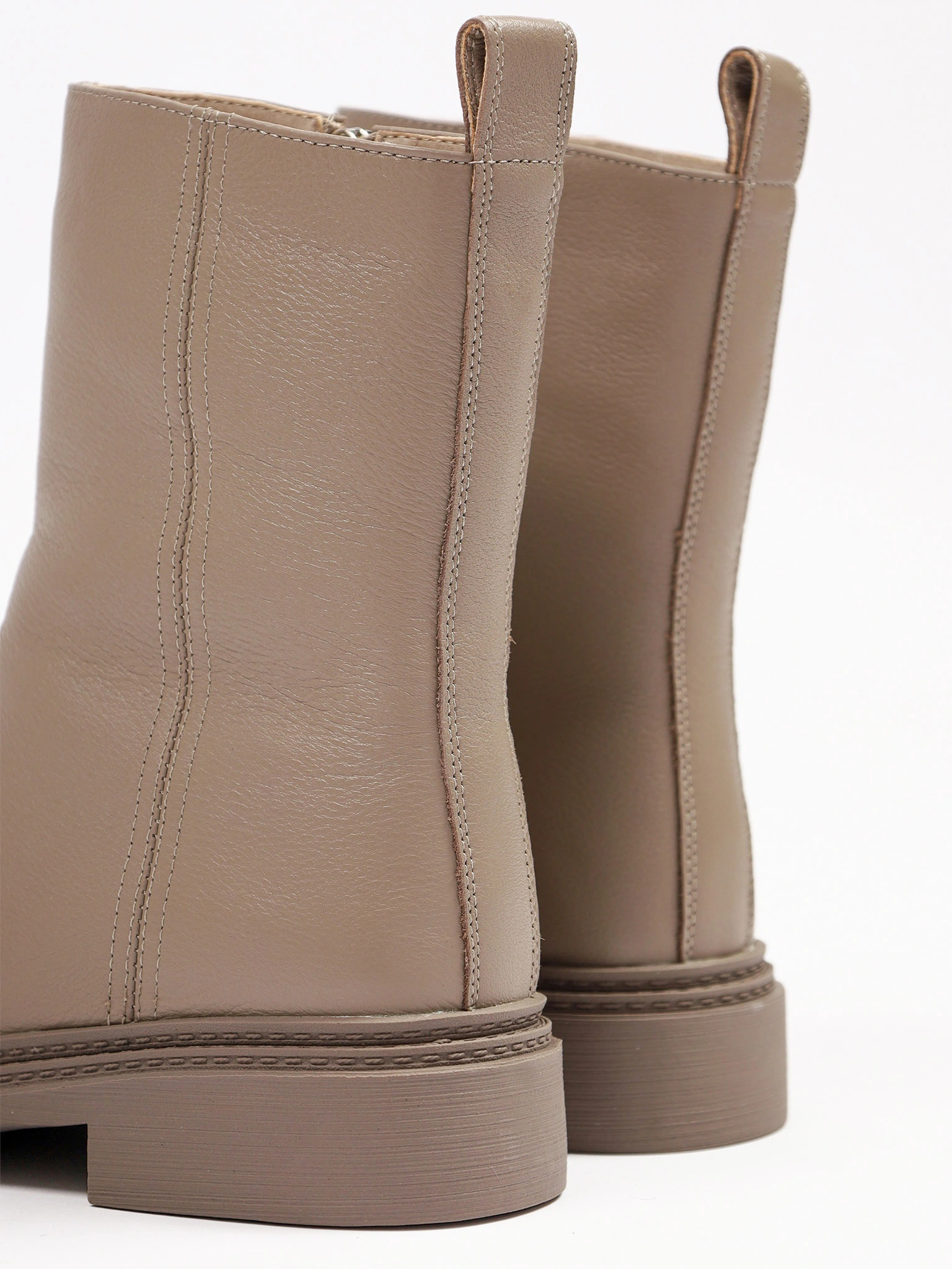 Ботинки серого цвета на среднем широком каблуке